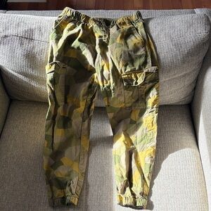 Hanna Andersson Green and Yellow Cargo Pants (10)